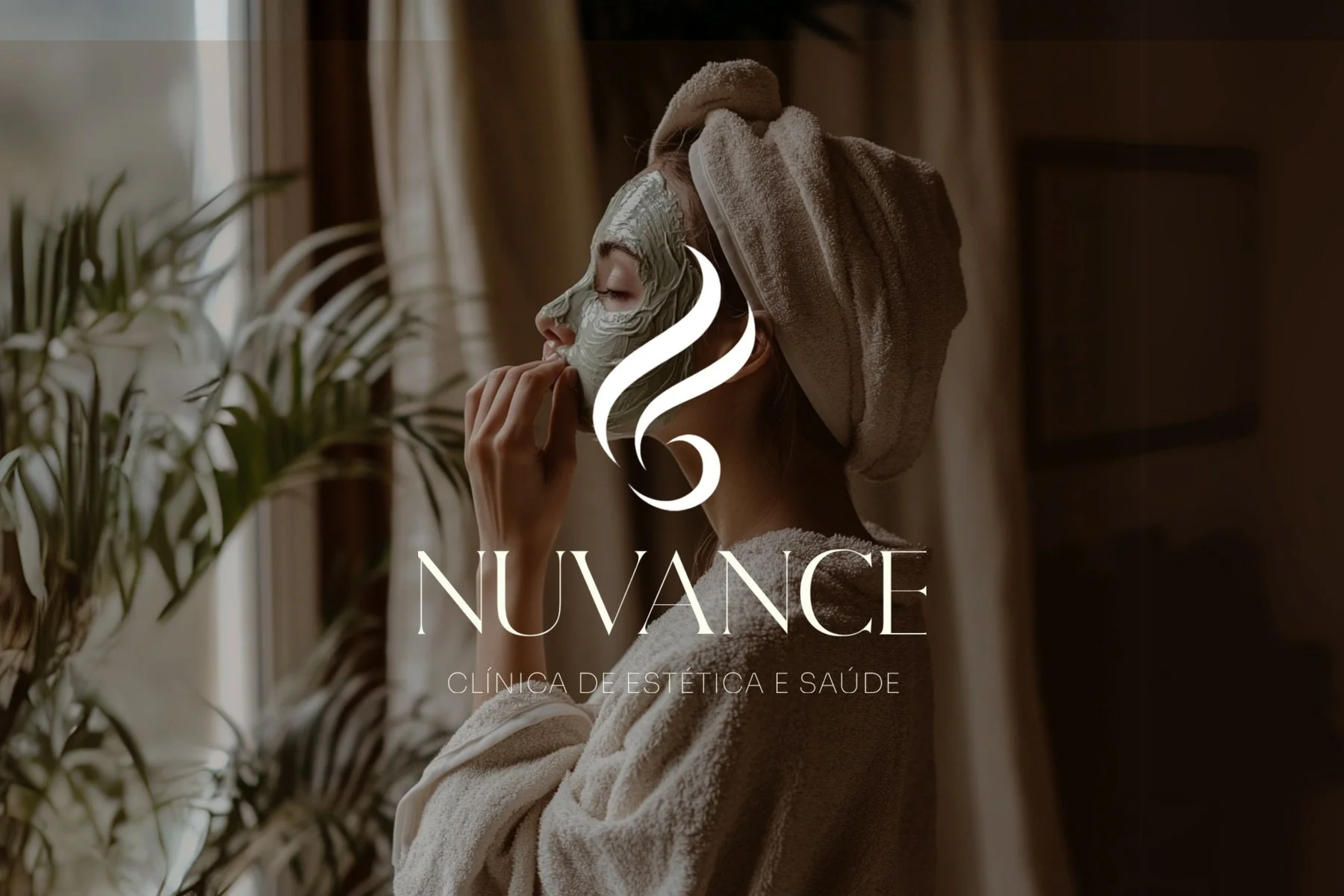 Capa da identidade da Nuvance: o símbolo e o nome em branco sobre a foto de uma cliente com máscara facial