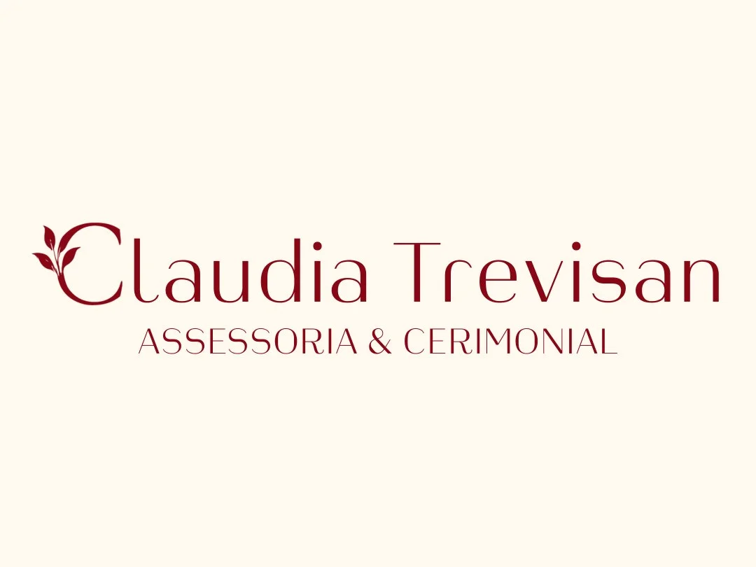 O logotipo Claudia Trevisan em vinho sobre fundo creme
