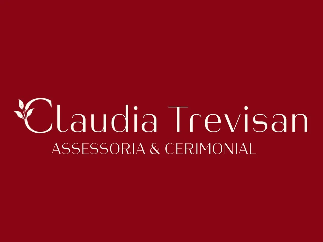 O logotipo Claudia Trevisan em creme sobre fundo vinho